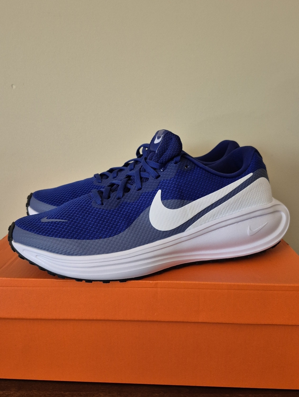 10.5 Men's Nike Revolution 8 Deep Royal Blue World Indigo Black White HJ9198 401 - Picture 3 of 14